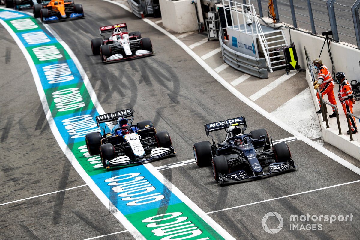 Pierre Gasly, AlphaTauri AT02, George Russell, Williams FW43B, e Antonio Giovinazzi, Alfa Romeo Racing C41, in pit lane