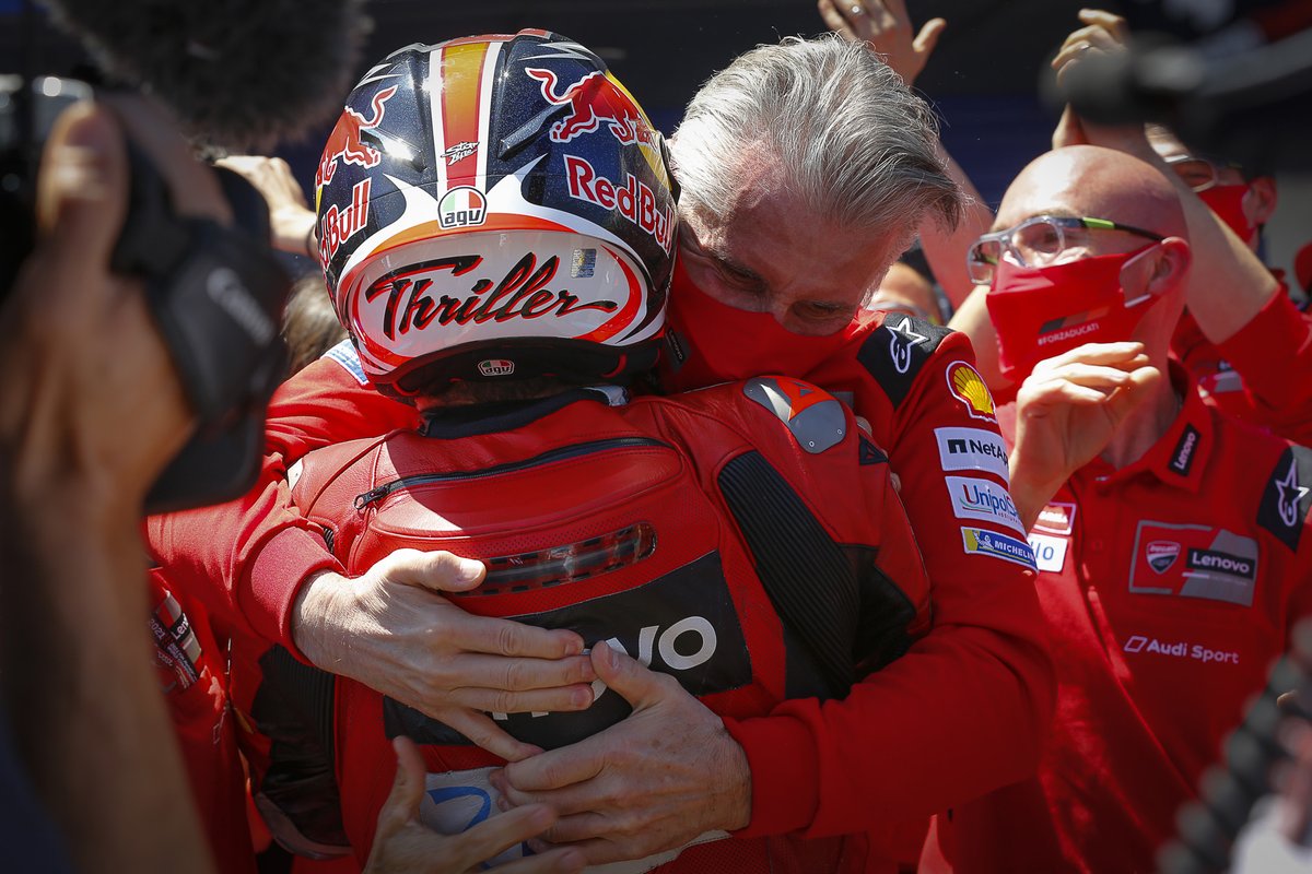 Ganador de la carrera Jack Miller, Ducati Team celebra con el equipo