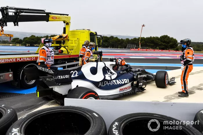 Los oficiales de pista asisten a Yuki Tsunoda, AlphaTauri AT02, después de chocar 