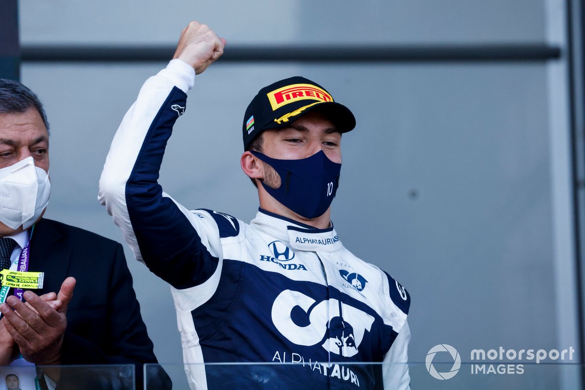 Pierre Gasly, AlphaTauri, 3°posto, festeggia sul podio