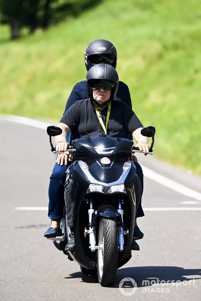 Norbert Vettel, padre de Sebastian Vettel, Aston Martin en un ciclomotor