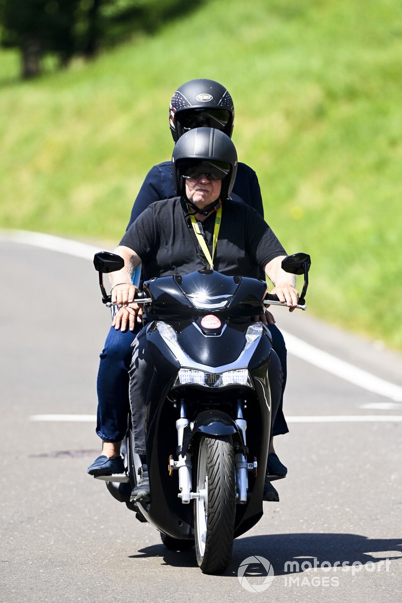 Norbert Vettel, padre de Sebastian Vettel, Aston Martin en un ciclomotor