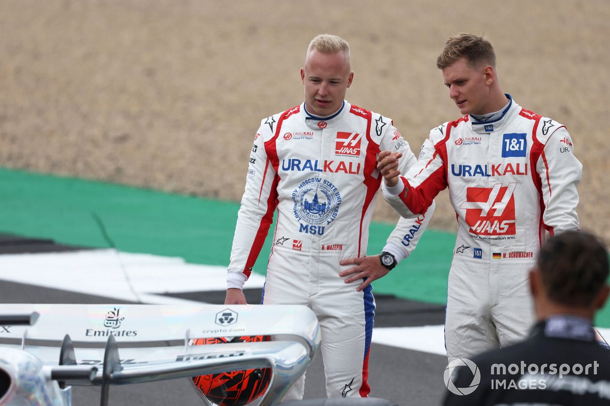 Nikita Mazepin, Haas F1, y Mick Schumacher, Haas F1, en la parrilla, antes de la presentación del coche de Fórmula 1 de 2022