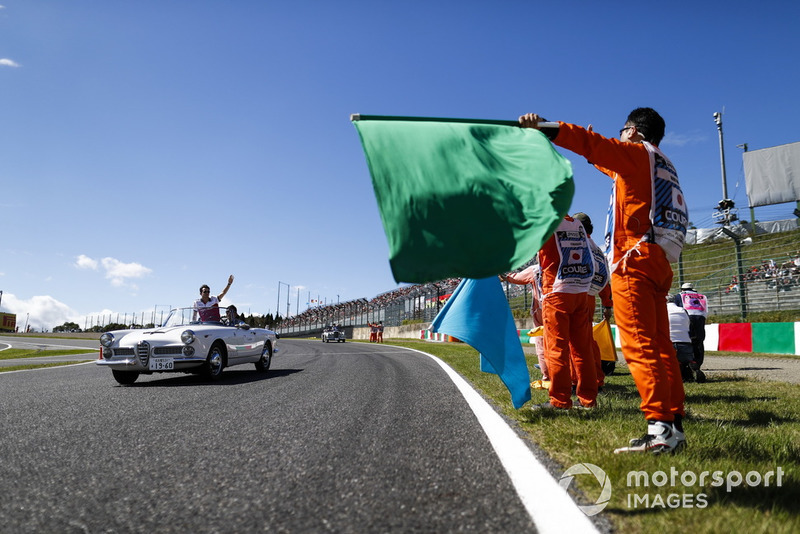Судьи и пилот Alfa Romeo Sauber Шарль Леклер