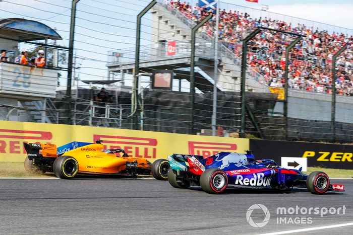 Fernando Alonso, McLaren MCL33, sale de la pista detrás de Brendon Hartley, Toro Rosso STR13 