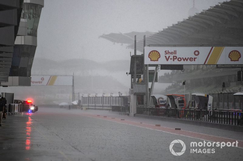 Pitlane bajo lluvia