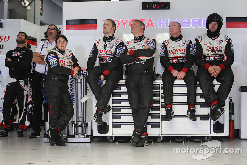 José María López, Toyota Gazoo Racing con miembros del equipo