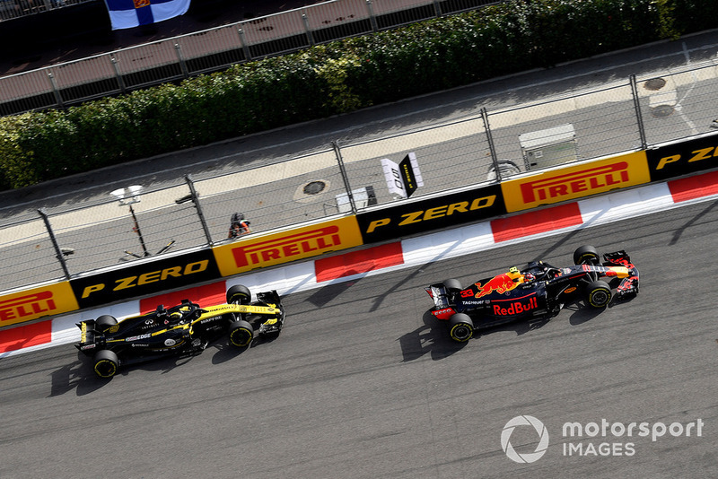 Max Verstappen, Red Bull Racing RB14, Nico Hulkenberg, Renault Sport F1 Team R.S. 18