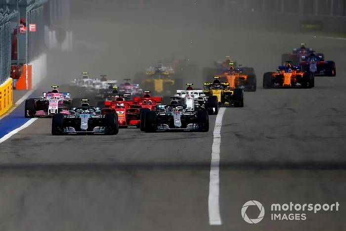 Valtteri Bottas, Mercedes-AMG F1 W09 y Lewis Hamilton, Mercedes-AMG F1 W09 al inicio