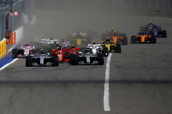 Valtteri Bottas, Mercedes-AMG F1 W09 en Lewis Hamilton, Mercedes-AMG F1 W09 bij de start