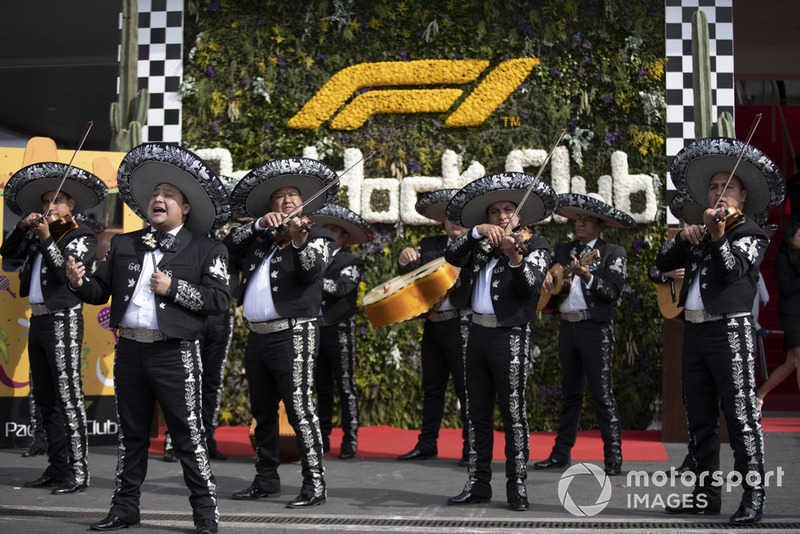 Un grupo de mariachis