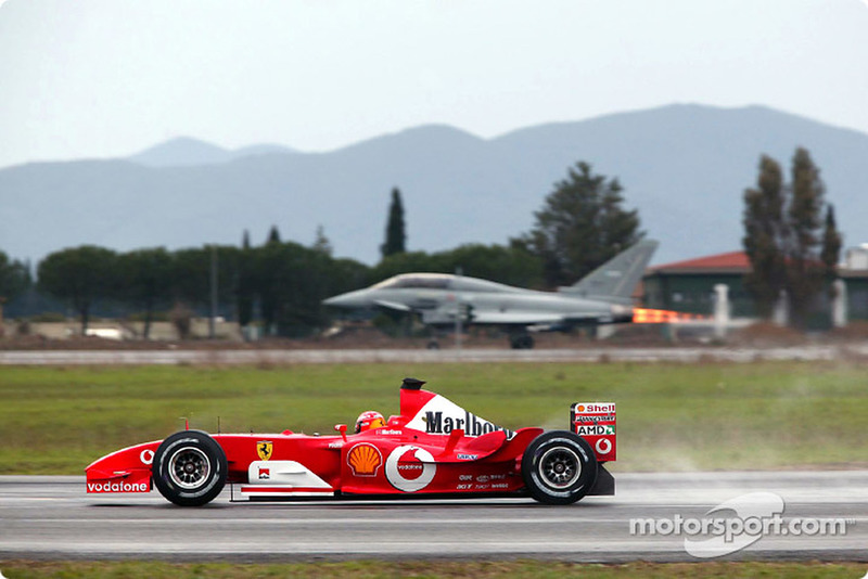 Michael Schumacher con la sua Ferrari F2003-GA contro un Eurofighter Typhoon