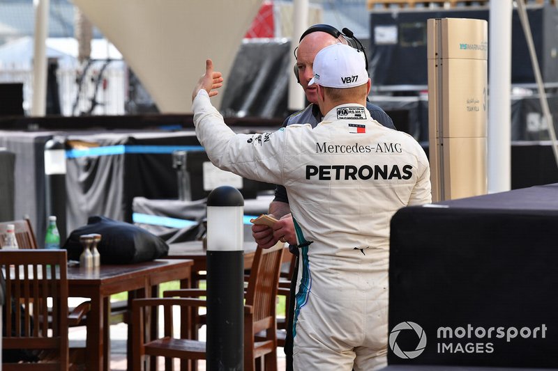 Valtteri Bottas, Mercedes AMG F1 con un ingegnere Pirelli