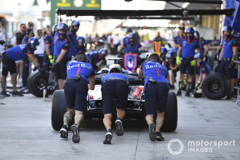 Команда Scuderia Toro Rosso отрабатывает процедуру пит-стопа