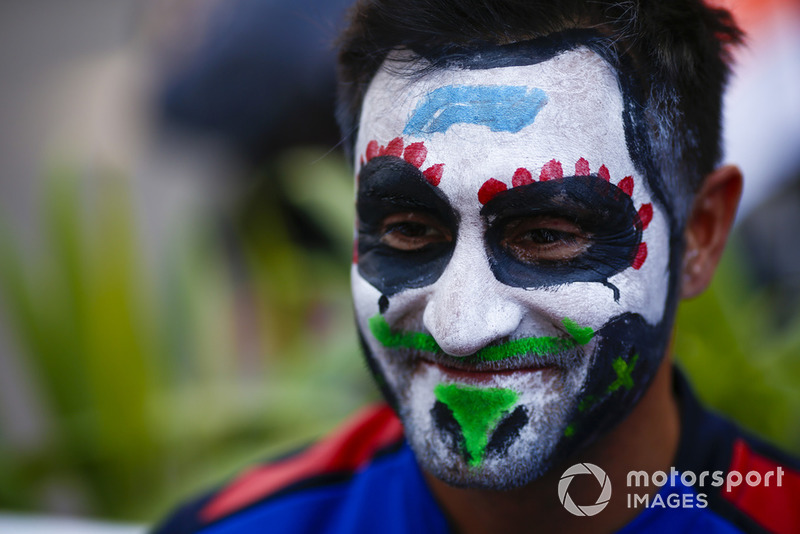 Un mecánico de Toro Rosso se pinta una calavera