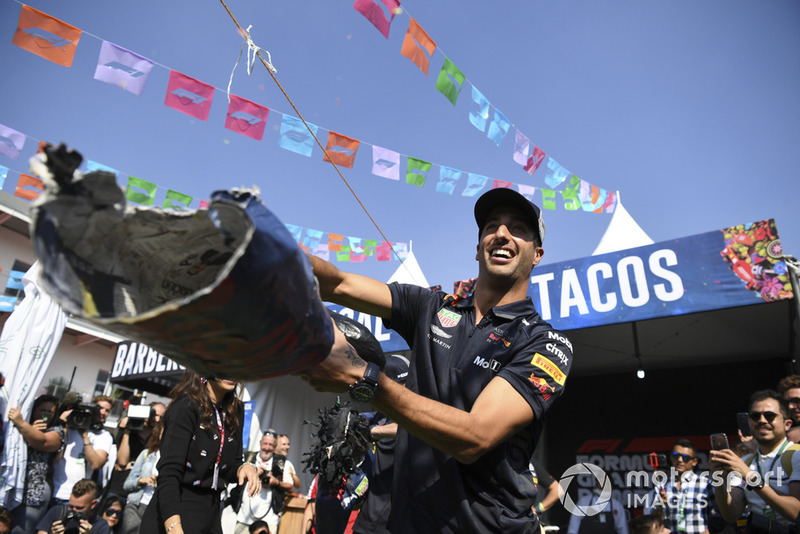 Daniel Ricciardo, Red Bull Racing le pega a su piñata