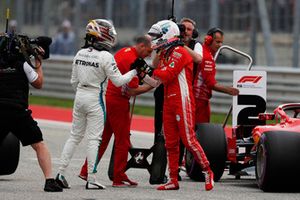 Ganador de la pole Lewis Hamilton, Mercedes AMG F1 celebra en Parc Ferme con Sebastian Vettel, Ferrari