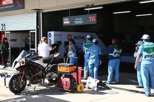 Le stand de Loris Baz, Althea Racing