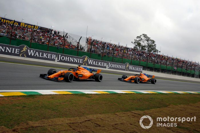 Fernando Alonso, McLaren MCL33 leads Stoffel Vandoorne, McLaren MCL33  