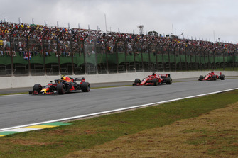Max Verstappen, Red Bull Racing RB14 devant Kimi Raikkonen, Ferrari SF71H et Sebastian Vettel, Ferrari SF71H