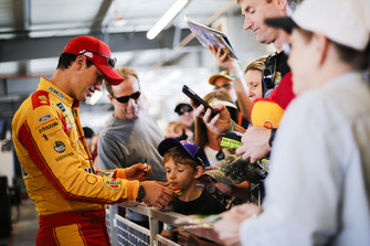 Joey Logano, Team Penske, Ford Fusion Shell Pennzoil with fans