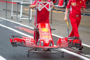 Un meccanico Ferrari con un'ala anteriore della SF71H, con la nuova livrea Ferrari