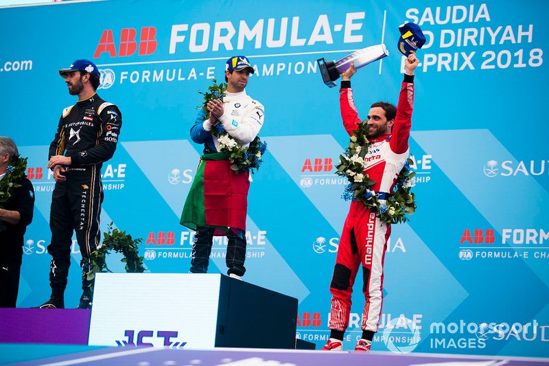 Jérôme d'Ambrosio, Mahindra Racing, festeggia il terzo posto sul podio, mentre il vincitore Antonio Felix da Costa, BMW I Andretti Motorsports osserva