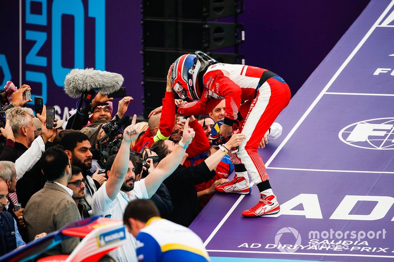 Jérôme d'Ambrosio, Mahindra Racing celebra la tercera posición en parc ferme con su equipo