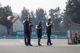 Sergey Sirotkin, Williams Racing, walks the circuit with colleagues, and takes picture with his phone