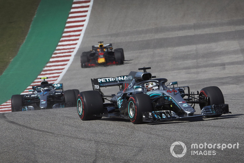 Lewis Hamilton, Mercedes AMG F1 W09 EQ Power+, delante de Valtteri Bottas, Mercedes AMG F1 W09 EQ Power+, y Daniel Ricciardo, Red Bull Racing RB14