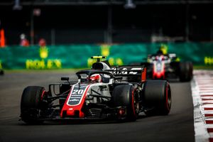 Kevin Magnussen, Haas F1 Team VF-18, devant Romain Grosjean, Haas F1 Team VF-18