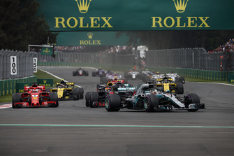 Lewis Hamilton, Mercedes AMG F1 W09 EQ Power+, Daniel Ricciardo, Red Bull Racing RB14 and Sebastian Vettel, Ferrari SF71H battle at the start of the race