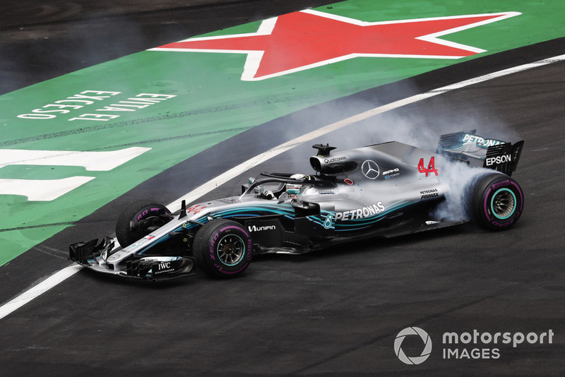 Lewis Hamilton, Mercedes AMG F1 W09 EQ Power+, celebra con donuts su título de campeón