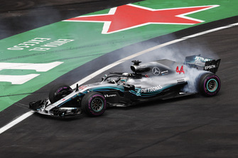 2018 F1 Dünya Şampiyonu Lewis Hamilton, Mercedes AMG F1 donut yapıyor