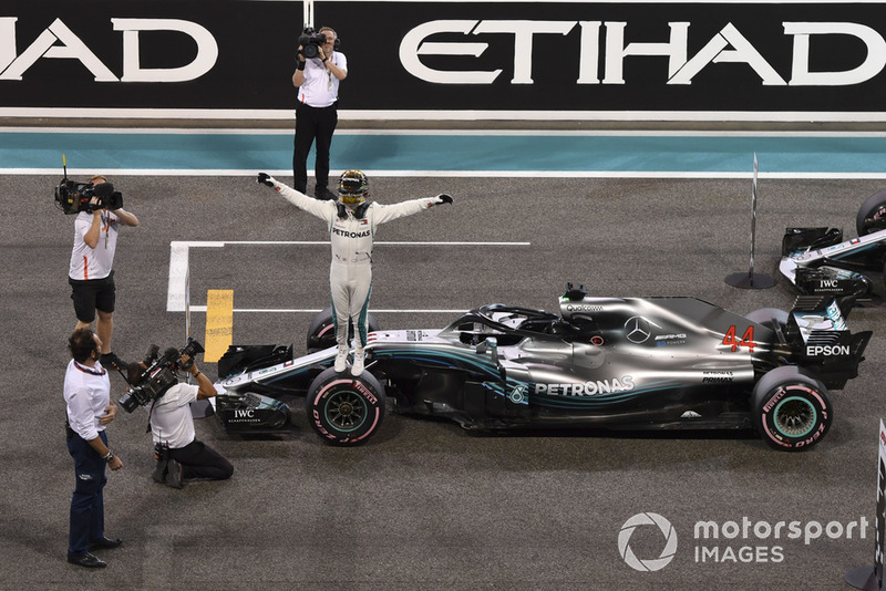 Ganador de la pole Lewis Hamilton, Mercedes-AMG F1 W09 celebra en Parc Ferme