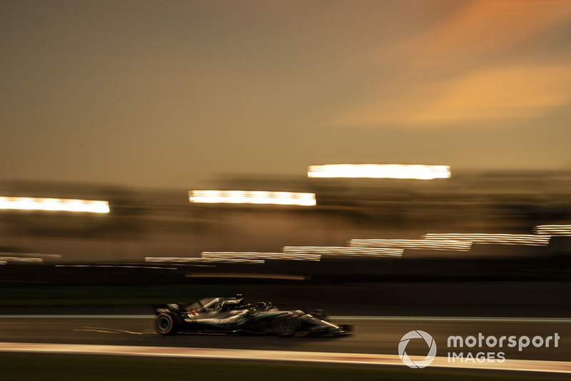Lewis Hamilton, Mercedes-AMG F1 W09 sparks