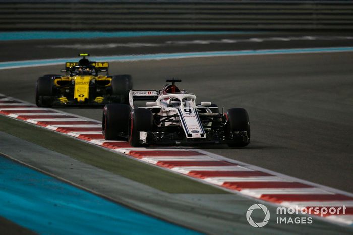Marcus Ericsson, Sauber C37 y Carlos Sainz Jr., Renault Sport F1 Team R.S. 18 