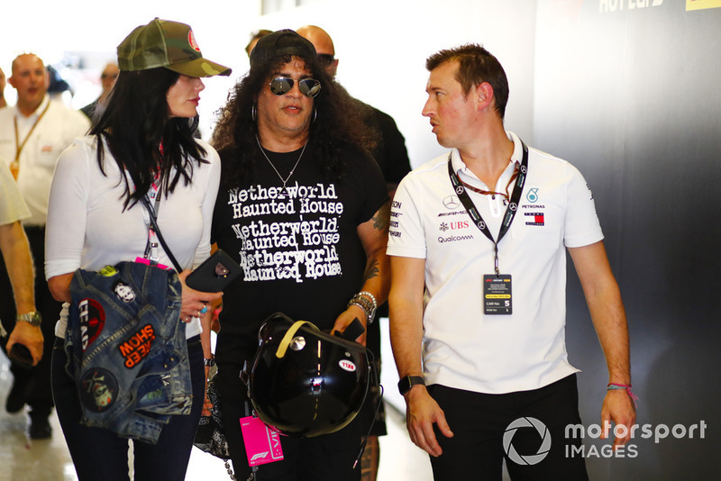 Il chitarrista dei Guns and Roses, Slash, esce per un Hot Lap