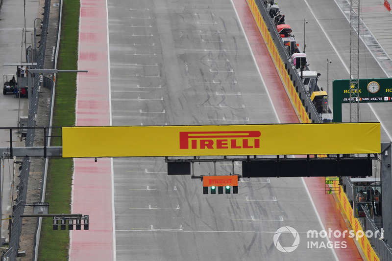 Start light gantry and Pirelli branding