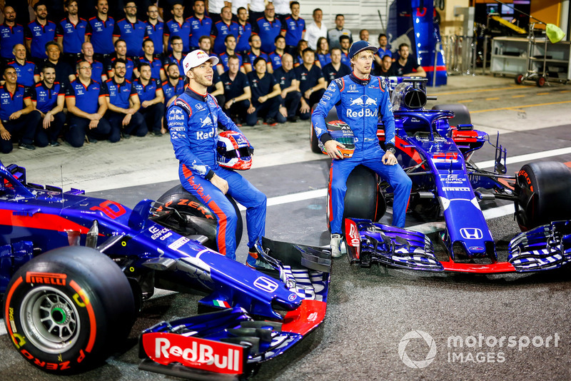Pierre Gasly y Brendon Hartley se mantuvieron en Toro Rosso para 2018, aunque la marcha de Ricciardo de Red Bull a Renault (precisamente para sustituir a Sainz) provocó nuevos cambios