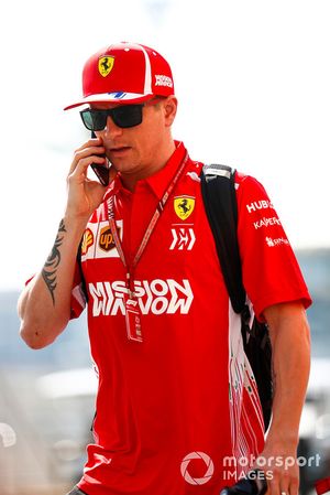 Kimi Raikkonen, Ferrari, arriva nel paddock