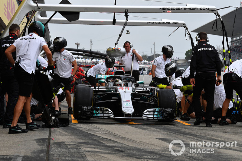 Lewis Hamilton, Mercedes-AMG F1 W09 pit stop
