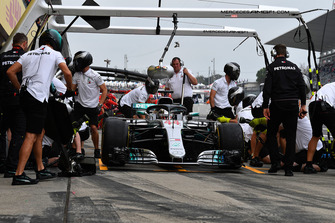 Lewis Hamilton, Mercedes-AMG F1 W09 pit stop