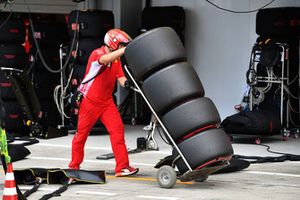 Meccanico Ferrari con pneumatici Pirelli