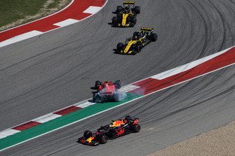 Sebastian Vettel, Ferrari SF71H and Daniel Ricciardo, Red Bull Racing RB14 clash on lap one