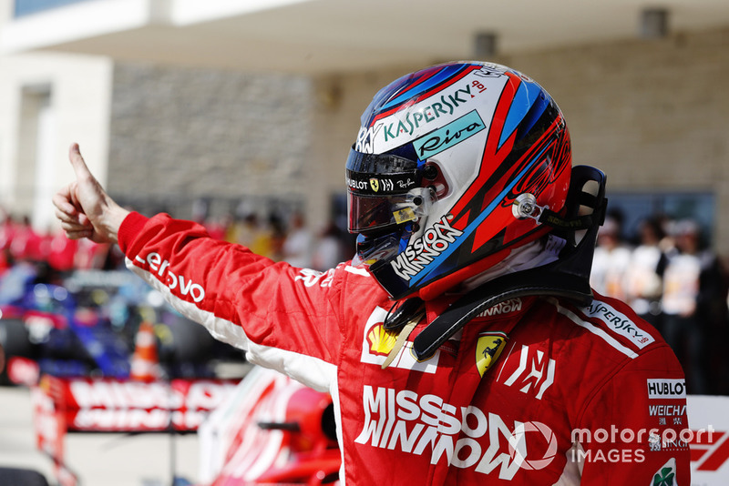 Kimi Raikkonen, Ferrari, le pouce en l'air après sa victoire