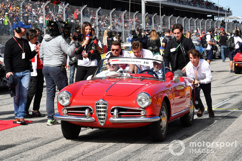 Charles Leclerc, Sauber, nella drivers parade