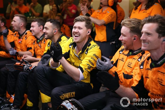 Mecánicos de McLaren celebran en el garaje 