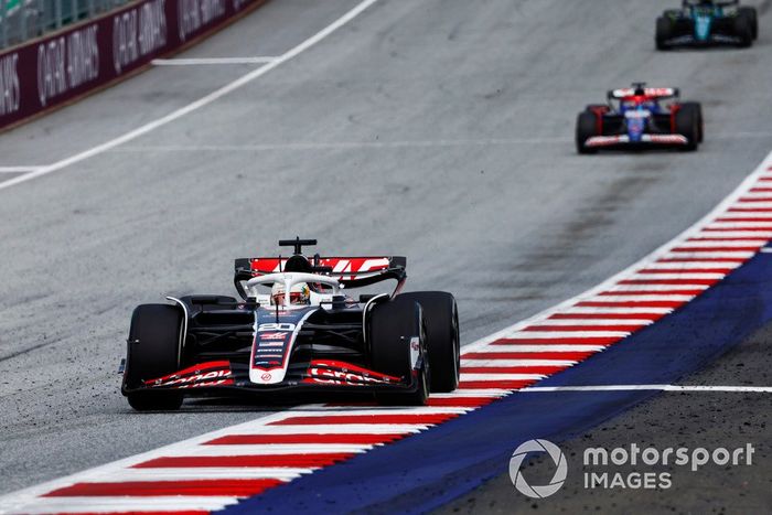 Kevin Magnussen, Haas VF-24, Daniel Ricciardo, RB F1 Team VCARB 01