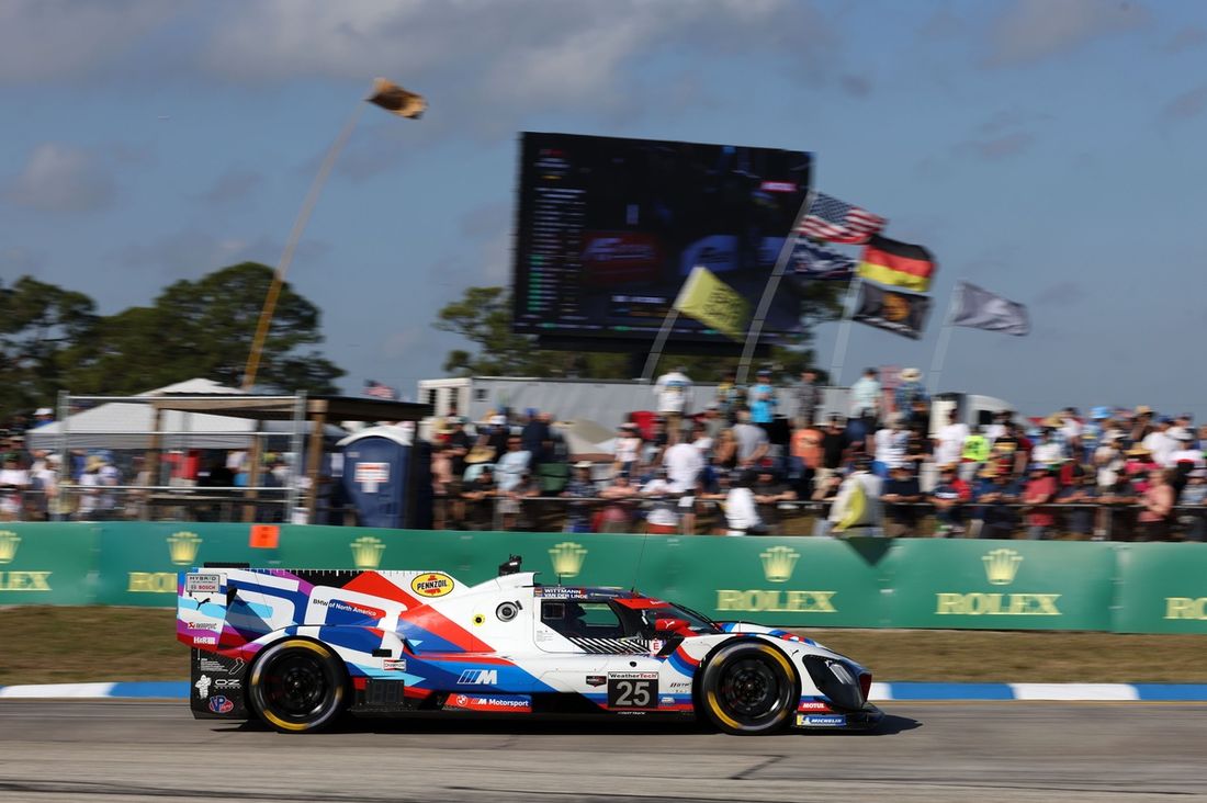 #25 BMW M Team RLL BMW M Hybrid V8: Marco Wittmann, Sheldon Van Der Linde, Robin Frijns